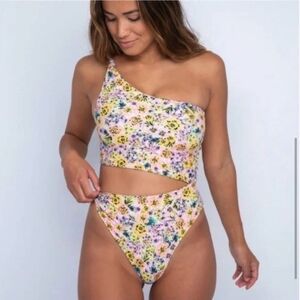 Skatie Florence Nicole One-Piece Size L but fits M Medium (Runs Small)